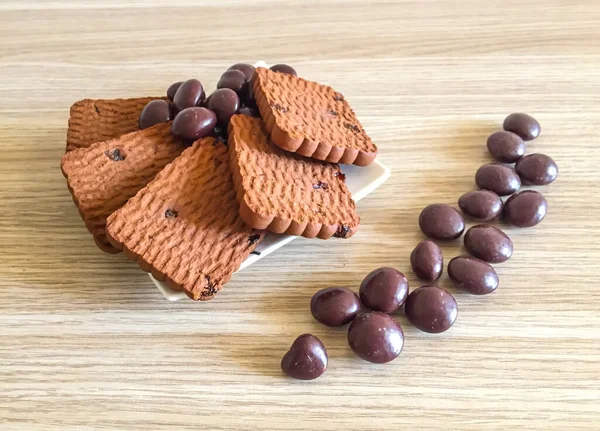 Kurabiyeler Çikolata Topları Ahşap Bir Dokuya Sahip Bir Masada — Stok fotoğraf