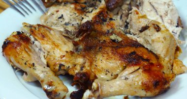 Baharatlı ve sarımsaklı tavuk tabakası. Altın hamurla bitmiş bir görünüş. Sığ alan derinliği