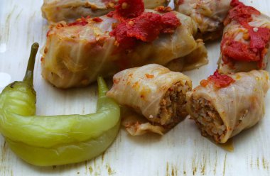Lahana dolması, et ve domates soslu pilav. 