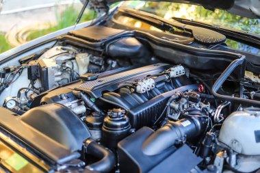 Kaputu açık güçlü bir araba motoru.