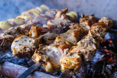 Izgaradaki dumandaki domuz şişleri. Füme patates.