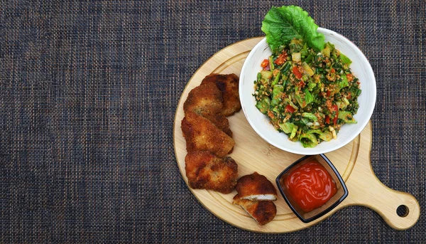 Tabbouleh salatası ve kızarmış tavuk filetosu. Üst görünüm, yakın çekim