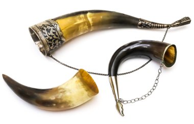 Beyaz arka planda şarap içtiği için zincirli bir hatıra boynuzu. Yakın plan.