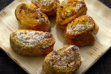 Ezilmiş fındık, şeker ve kakule ile doldurulmuş tereyağı ve şurup katmanlı pasta şeklinde doğulu tatlı 