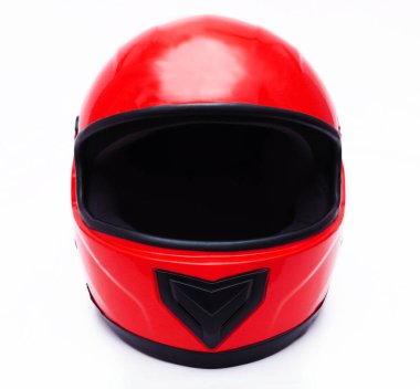 Beyaz arka planda kırmızı renkli araba kaskı. Yakın plan.