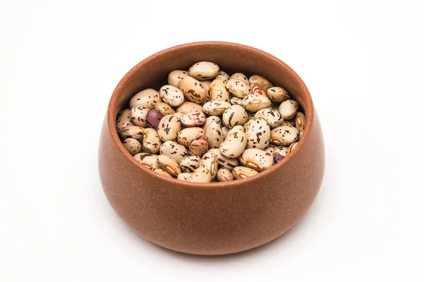 白い背景に土鍋に穀物を豆 — ストック写真
