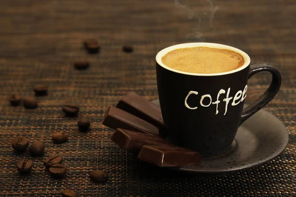 Tmavý Šálek Nápisem Káva Kávovými Zrny Uvnitř Bílém Pozadí Detailní — Stock fotografie