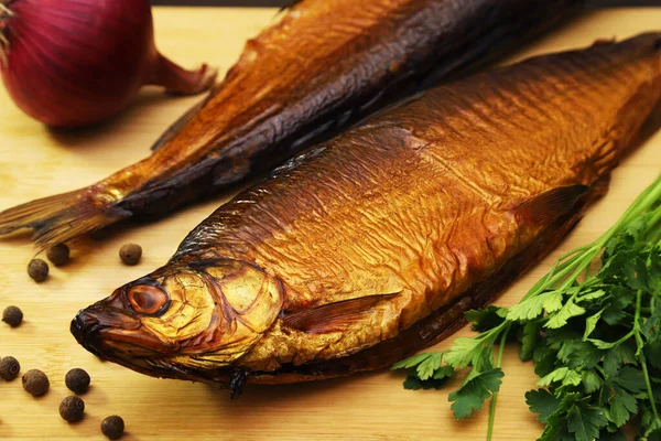 Rökt Fisk Sig Från Laxfamiljen Serveringsbord Med Lök Och Örter — Stockfoto
