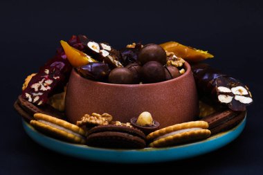 Churchkhela - Gürcistan ulusal lezzeti ve siyah arka planda kurabiyeli fındık. Yakın plan.