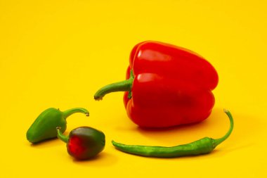 Turuncu arka planda taze biber. Yakın plan.