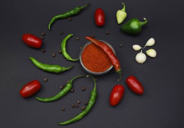 Kırmızı ve yeşil biberli, kiraz domatesli ve sarımsaklı karanfil. Yakın plan.