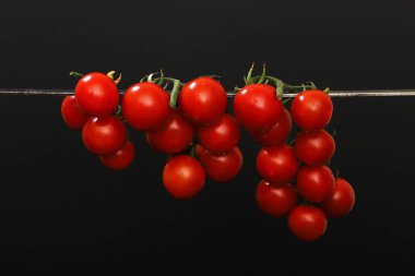 Çilekli domatesler koyu ışıkta. Sığ alan derinliği