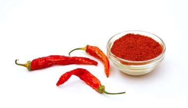 Beyaz arka planda zemin ve kurutulmuş biberler. Yakın plan.