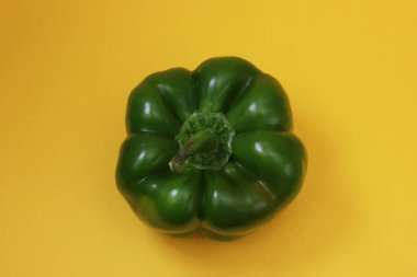 Turuncu arka planda yeşil biber. Yakın plan.