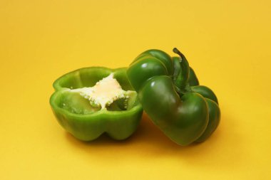 Dilimlenmiş yeşil biber. Yakın plan.