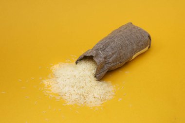 Bir torba dökülen pirinç. Yakın plan.