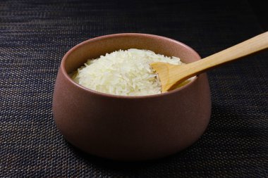 Beyaz buğulanmış pirinç. Yakın plan.