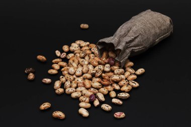 Karanlık bir arka planda dağınık fasulye. Yakın plan.