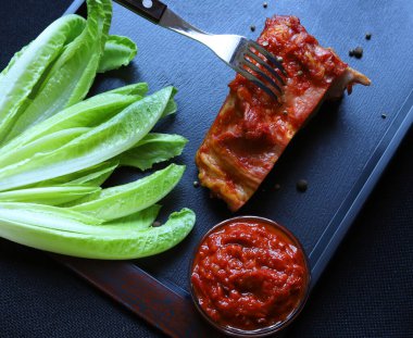 Kızarmış ve füme domuz pirzolası ile 