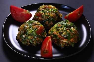 Tabbouleh, maydanoz ve bulgur salatasının yuvarlak orantılı halidir. yakın plan