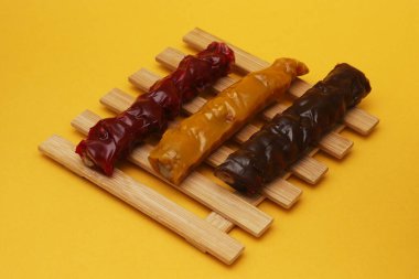 Açık arkaplanda farklı renklerde kilise kilisesi parçaları var. Sığ alan derinliği