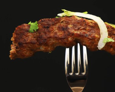 Çatallı ve soğanlı Lula kebabı. Yakın plan.