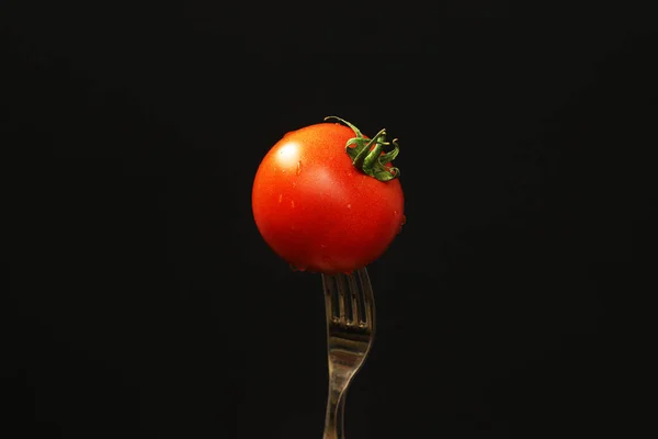 Reife Tomaten Auf Einer Gabel Auf Schwarzem Hintergrund Nahaufnahme — Stockfoto