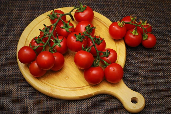 Tomates Cherry Con Ramita Luz Oscura Primer Plano — Foto de Stock