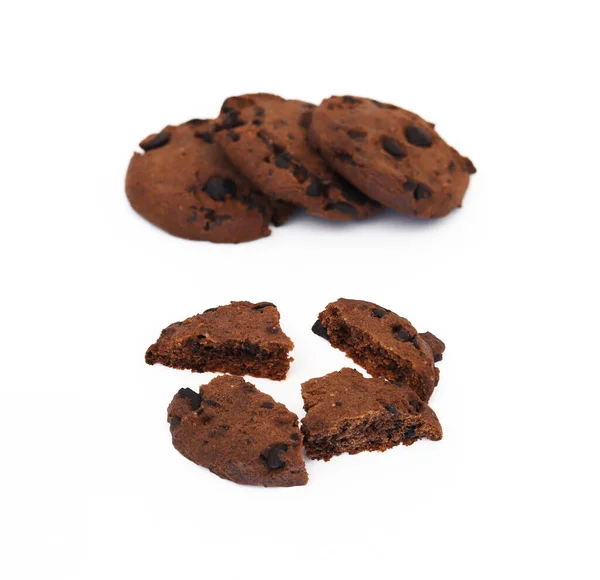 Beyaz Arka Planda Çikolata Parçacıklı Siyah Kurabiyeler Sığ Alan Derinliği — Stok fotoğraf