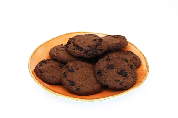 Dunkle Kekse Mit Schokoladenstücken Auf Weißem Hintergrund Geringe Tiefenschärfe — Stockfoto
