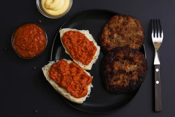 Schnitzel Mit Auberginen Kaviar Sandwiches Auf Einem Schwarzen Teller Unter — Stockfoto