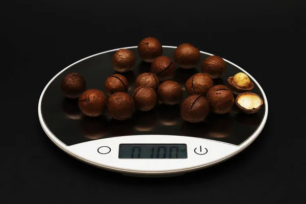 Macadamia Ważąca 100 Gramów Skali Elektronicznej Zbliżenie — Zdjęcie stockowe