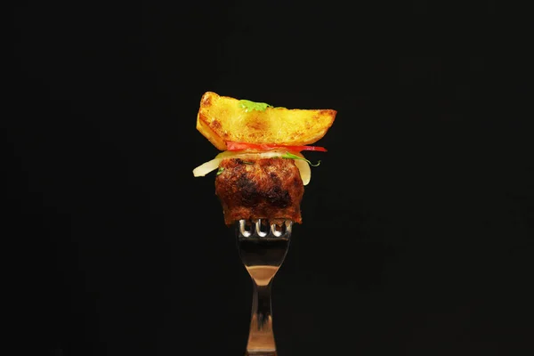 Pedaço Lula Kebab Uma Fatia Batata Rústica Espetada Garfo Iluminação — Fotografia de Stock