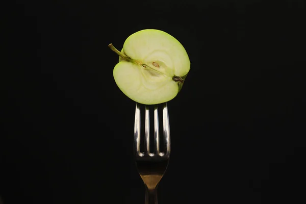 Skär Äpple Gaffel Mörk Belysning Närbild — Stockfoto