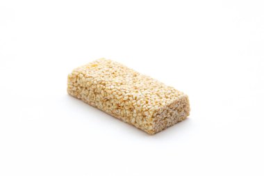 Beyaz arka planda susam tohumlarından Kozinak. Yakın plan.