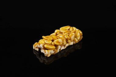 Pistachio Kozinak siyah bir masada yansıyor. Yakın plan.