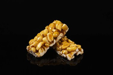 Pistachio Kozinak siyah bir masada yansıyor. Yakın plan.