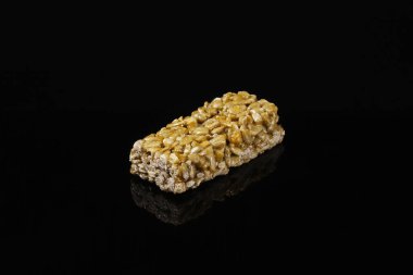 Ayçiçeği tohumlarından Kozinak siyah bir masada yansıyor. Yakın plan.