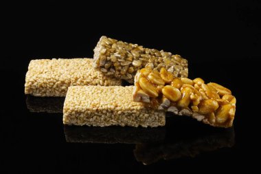 Siyah arka plandaki farklı tohumlardan uzun somunlar 