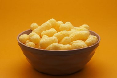 Bir kasede tatlı mısır çubukları. Sığ alan derinliği