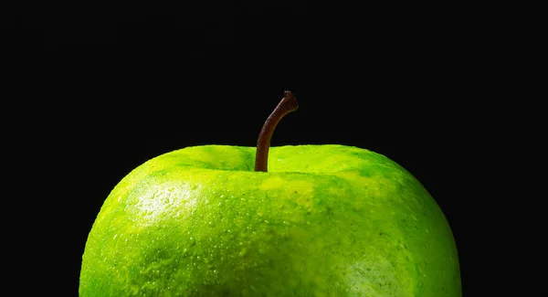Zelené Jablko Malých Kapkách Černém Pozadí Mělká Hloubka Pole — Stock fotografie