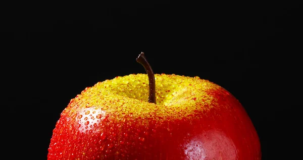 Červené Jablko Malých Kapkách Černém Pozadí Mělká Hloubka Pole — Stock fotografie
