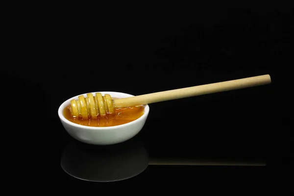 Honey Wooden Spoon White Plate Reflection Dark Lighting Close — Stock Photo, Image