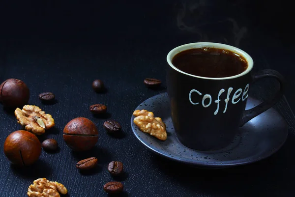Ζεστός Καφές Σκούρο Κύπελλο Την Επιγραφή Καφές Και Ξηρούς Καρπούς — Φωτογραφία Αρχείου