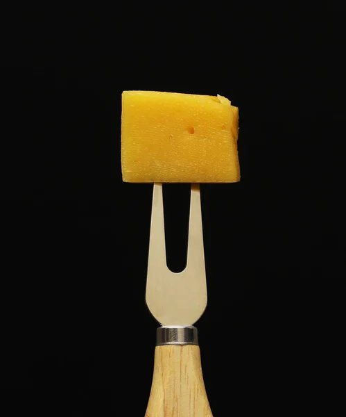 Holandský Sýr Vidličce Černém Pozadí Detailní Záběr — Stock fotografie