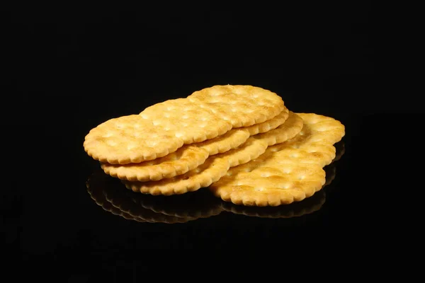 Ovale Crackers Een Zwarte Tafel Met Reflectie Close — Stockfoto