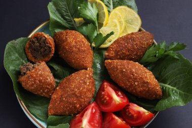 Mercimek ve bulgur bifteği. Yanında sebze olan 