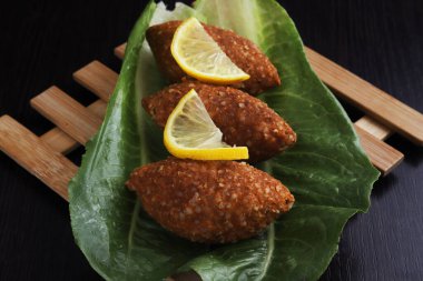 Ishli kufta. Mercimek ve bulgur bifteği. Yanında sebze olan 