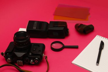 Fotoğraf makineli fotomuhabirlerin çalışma masası ve diğer şeyler. Sığ alan derinliği