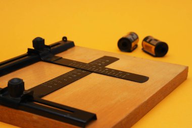 Film fotoğrafları geliştirmek ve basmak için çerçeve. Yüzeyin derinliği